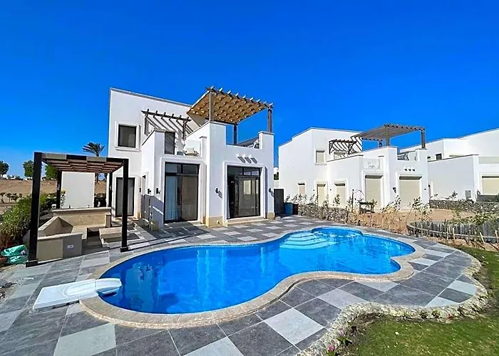Haute & Hand-picked 4bdr Private Pool Szálloda 3*