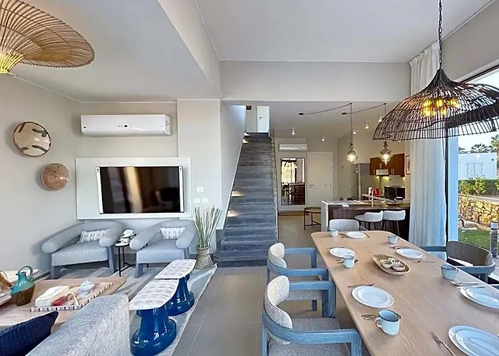 Haute & Hand-picked 4bdr Private Pool 3*