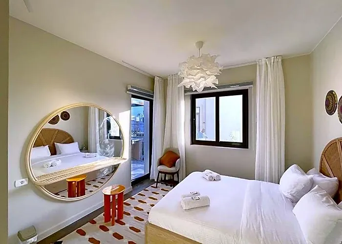 Haute & Hand-picked 4bdr Private Pool Szálloda 3*